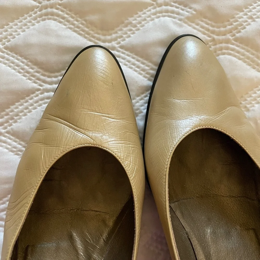 ⭐️⭐️SALE⭐️⭐️ quality Italian Magli wedges. Gold colored. Light use. SZ 7 1/2 AAA